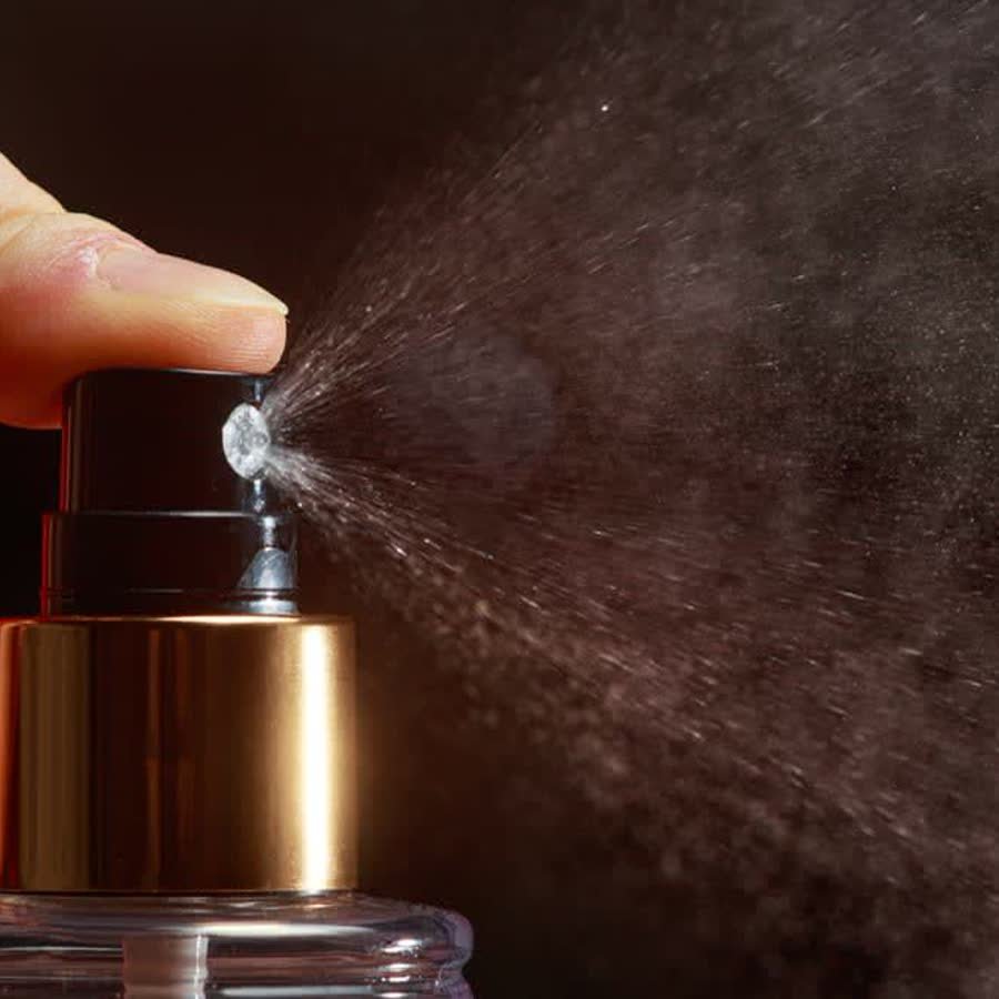 Perfume atomizer mid-spray